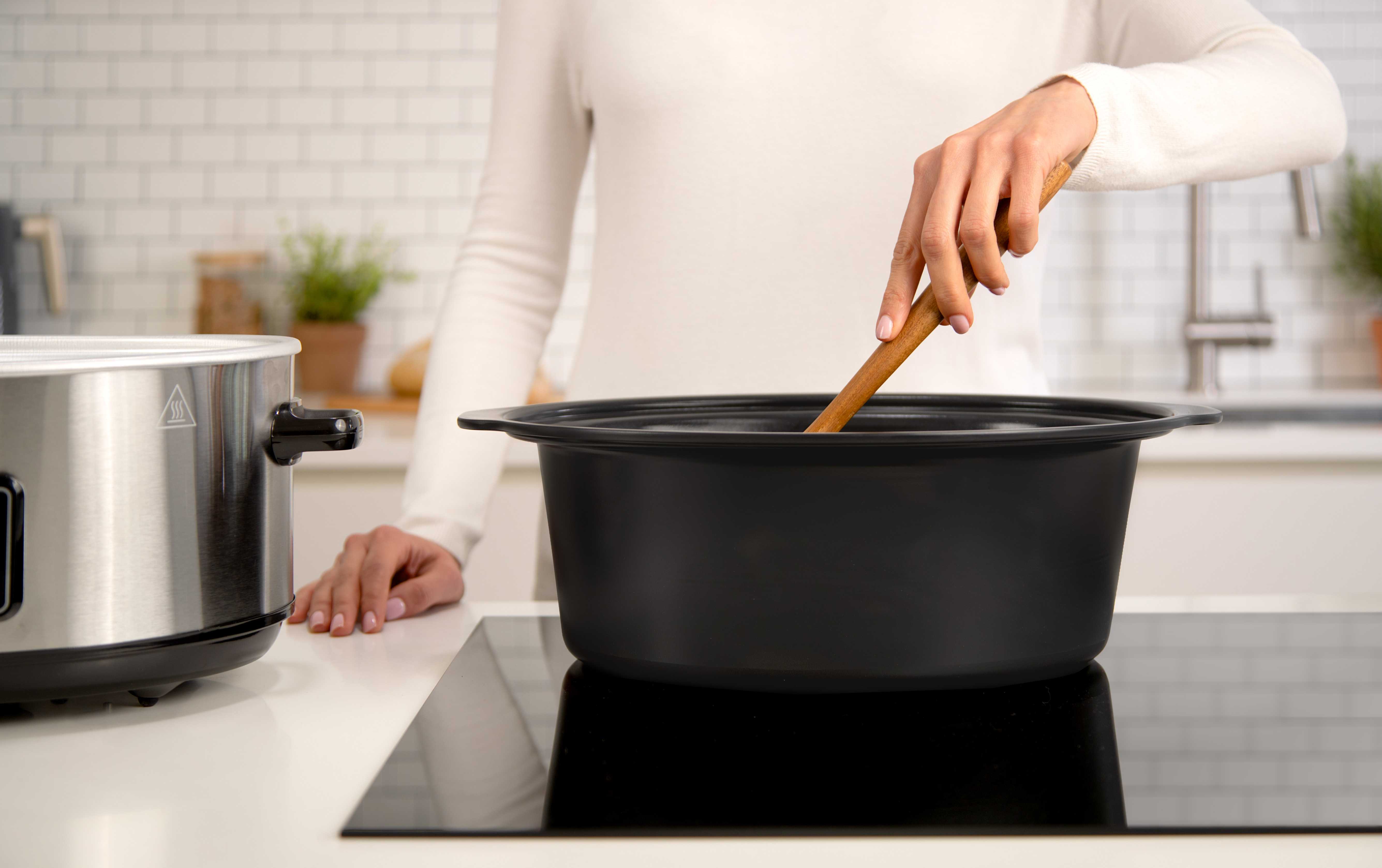 CSC112X_CSC112_CSC111X_CROCKPOT_6.5L_3.5L_SIZZLE STEW_STAINLESS_LIFESTYLE_HOB SAFE BOWL_FRONT ON